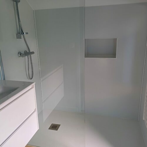 salle de bain vue douche et lavabo petit gite en mayenne